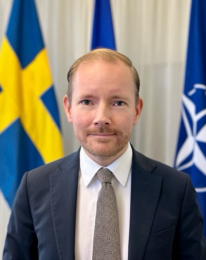 Porträtt av Johan Hjelmstrand i mörk kostym.